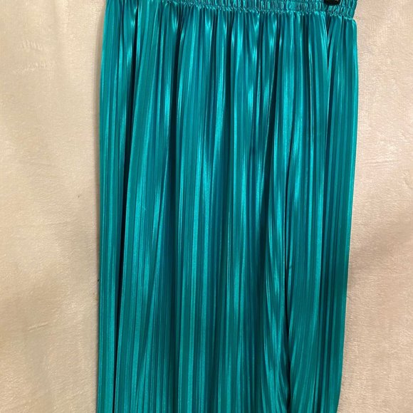 EUC Bisou Bisou Emerald Green Pleated Skirt Size Medium - Picture 2 of 5